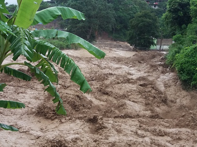 Nghệ An: Lũ qu&eacute;t kinh ho&agrave;ng, 9 ng&ocirc;i nh&agrave; bị cuốn tr&ocirc;i