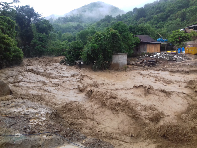 Nghệ An: Lũ qu&eacute;t kinh ho&agrave;ng, 9 ng&ocirc;i nh&agrave; bị cuốn tr&ocirc;i