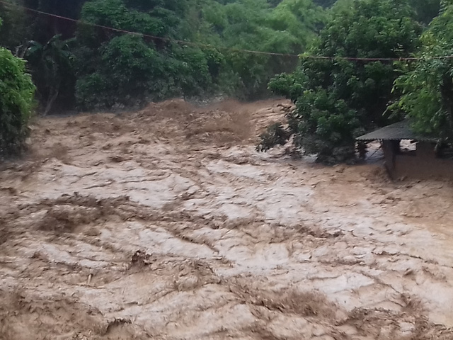 Lũ ống, lũ qu&eacute;t kinh ho&agrave;ng xảy ra tr&ecirc;n địa b&agrave;n x&atilde; T&agrave; Cạ.