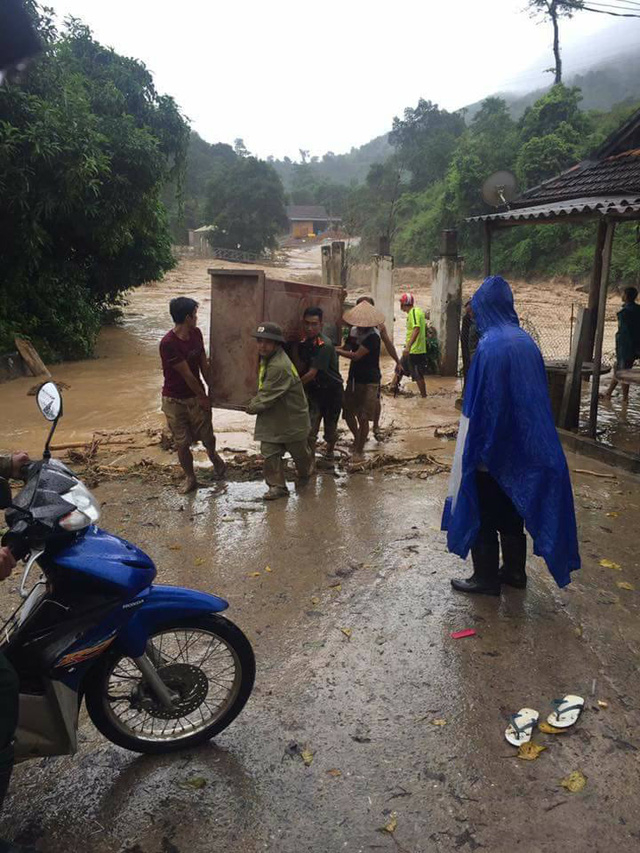 Lực lượng chức năng vận chuyển đồ cho b&agrave; con.