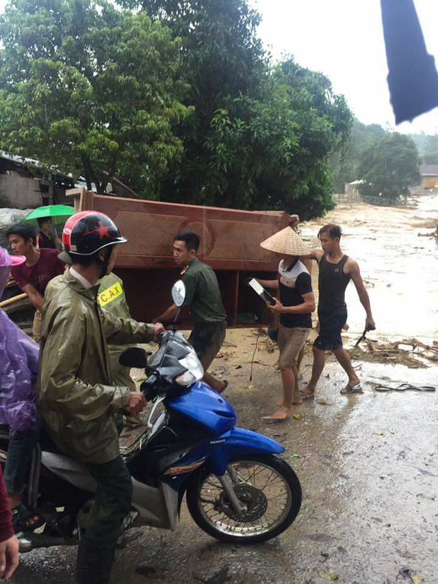 Theo thống k&ecirc; chưa đầy đủ, cơn lũ qu&eacute;t l&agrave;m 9 nh&agrave; bị cuốn tr&ocirc;i ho&agrave;n to&agrave;n, 2 xe m&aacute;y của b&agrave; con v&agrave; nhiều t&agrave;i sản gi&aacute; trị cũng tr&ocirc;i theo con nước.