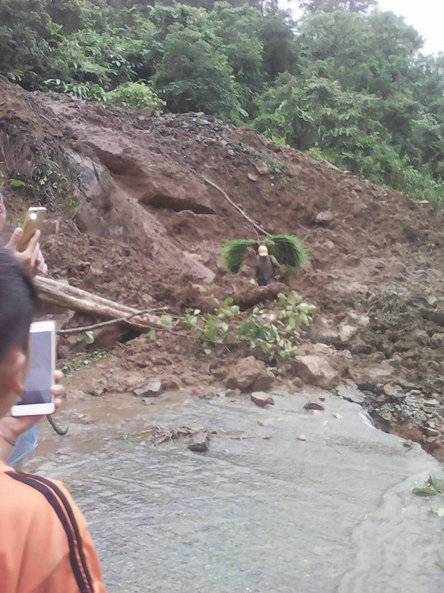 Lũ qu&eacute;t cũng xảy ra tại địa b&agrave;n x&atilde; T&acirc;y Sơn khiến đất đ&aacute; từ tr&ecirc;n n&uacute;i đổ xuống g&acirc;y &aacute;ch tắc đường.