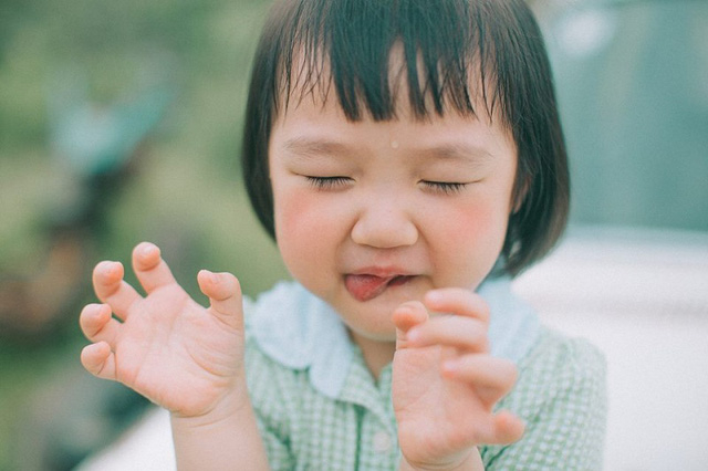 &ldquo;Th&iacute;ch đứa trẻ n&agrave;y v&ocirc; c&ugrave;ng, v&ocirc; c&ugrave;ng. Th&iacute;ch c&aacute;i vẻ l&eacute;m nghịch, l&agrave;m tr&ograve; đủ thứ trước m&aacute;y c&ocirc; như thế n&agrave;y. Ngồi l&agrave;m ảnh m&agrave; xả được v&ocirc; số stress mệt mỏi lu&ocirc;n&rdquo;, Tiểu Ann viết về c&ocirc; b&eacute;.