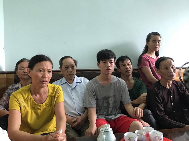 Gia đ&igrave;nh th&iacute; sinh Nguyễn Viết Ki&ecirc;n căng thẳng, lo lắng.