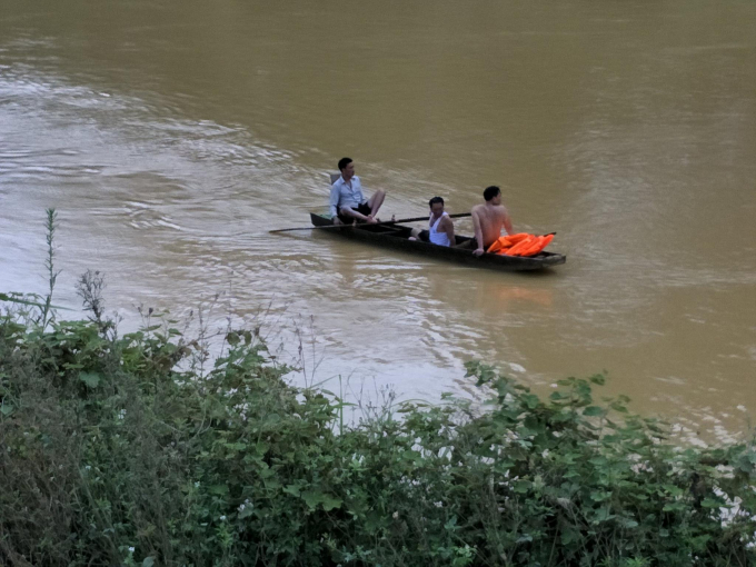 Người d&acirc;n đang nỗ lực t&igrave;m kiếm ch&aacute;u Đinh Hải Sơn nước cuốn.