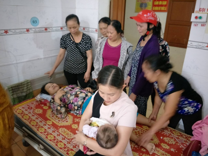 Chị S&acirc;m v&agrave; ch&aacute;u Quỳnh được người d&acirc;n kịp thời cứu sống, đưa đi cấp cứu.