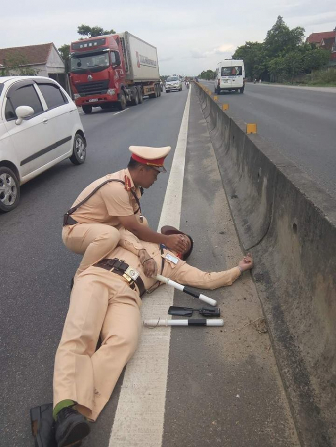 Thượng &uacute;y Nguyễn Anh Đức bị xe container hất văng xuống đường ng&agrave;y 30/6.