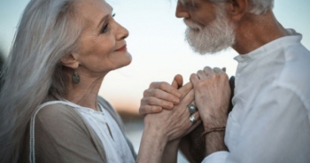 Bộ ảnh "Tình yêu vượt thời gian" khiến ai cũng mơ một mối tình như thế