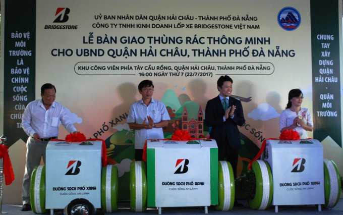 UBND quận Hải Ch&acirc;u tiếp nhận 50 th&ugrave;ng r&aacute;c đa t&iacute;nh năng từ nh&agrave; t&agrave;i trợ.