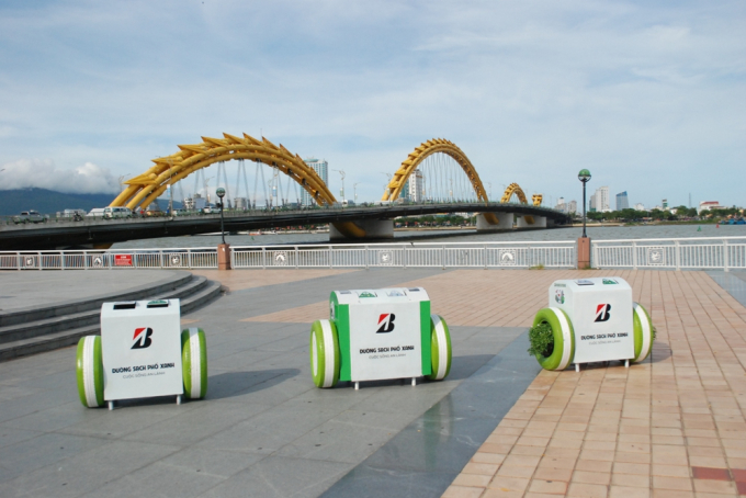 Mỗi th&ugrave;ng r&aacute;c th&ocirc;ng minh c&oacute; thể sạc pin cho 3 điện thoại c&ugrave;ng một l&uacute;c, từ nguồn năng lượng mặt trời.