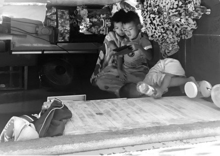 Những đứa trẻ nằm chơi trong căn nh&agrave; c&oacute; bề ngang chỉ hơn 1m.