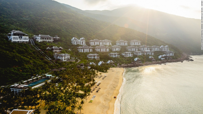 InterContinental Danang Sun Peninsula Resort trải d&agrave;i qua một sườn đồi xanh mướt hướng ra biển, với 197 ph&ograve;ng n&ecirc;n rất th&iacute;ch hợp để tổ chức một lễ cưới đ&ocirc;ng kh&aacute;ch mời (Ảnh: CNN).