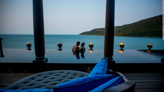 Kh&aacute;ch sạn c&oacute; hai hồ bơi, một b&atilde;i biển ri&ecirc;ng v&agrave; đi k&egrave;m một loạt c&aacute;c hoạt động bao gồm c&aacute;c lớp học l&agrave;m đ&egrave;n lồng v&agrave; c&aacute;c chuyến đi đến phố cổ Hội An- một di sản thế giới được UNESCO c&ocirc;ng nhận (Ảnh: CNN).