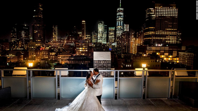 Một đ&aacute;m cưới tại th&agrave;nh phố New York chắc chắn sẽ trở n&ecirc;n huyền diệu, kh&aacute;c biệt. Tribeca Rooftop với g&oacute;c nh&igrave;n to&agrave;n cảnh Manhattan v&agrave; s&ocirc;ng Hudson l&agrave; một trong những địa điểm l&atilde;ng mạn nhất v&agrave; được y&ecirc;u th&iacute;ch nhất của th&agrave;nh phố (Ảnh: CNN).