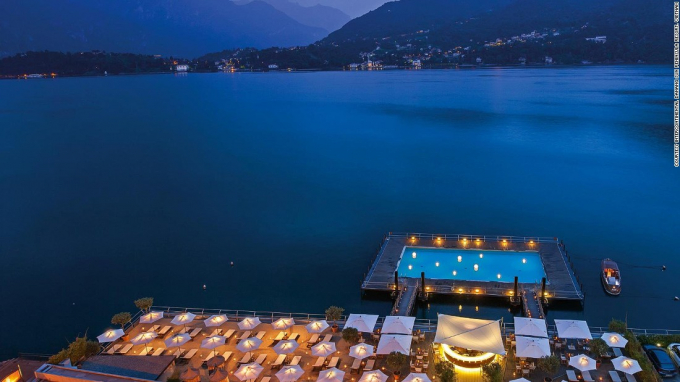 Với vị tr&iacute; sang trọng v&agrave; phong cảnh ho&agrave;n hảo tr&ecirc;n Hồ Como, kh&aacute;ch sạn Grand Hotel Tremezzo tại Italy l&agrave; nơi l&yacute; tưởng để tổ chức đ&aacute;m cưới sang trọng v&agrave; mang phong c&aacute;ch của c&aacute;c ng&ocirc;i sao nổi tiếng (Ảnh: CNN).