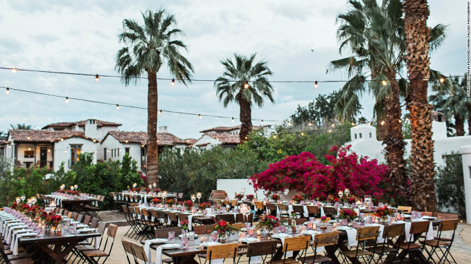 Với &aacute;nh nắng quanh năm, khung cảnh sa mạc thơ mộng v&agrave; cộng đồng LGBT chiếm tỷ lệ đ&aacute;ng kể, kh&ocirc;ng c&oacute; g&igrave; ngạc nhi&ecirc;n khi Palm Springs, Mỹ l&agrave; điểm đến phổ biến cho c&aacute;c đ&aacute;m cưới đồng t&iacute;nh. V&agrave; mặc d&ugrave; c&oacute; v&ocirc; số địa điểm để lựa chọn, Korakia Pensione l&agrave; một trong những nơi l&atilde;ng mạn nhất của th&agrave;nh phố (Ảnh: CNN).