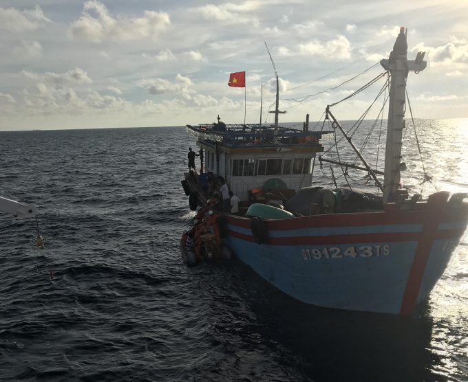 T&agrave;u cứu hộ SAR 412 tiếp cận t&agrave;u c&oacute; ngư d&acirc;n gặp nạn. Ảnh:&nbsp;Trung t&acirc;m 2.&nbsp;