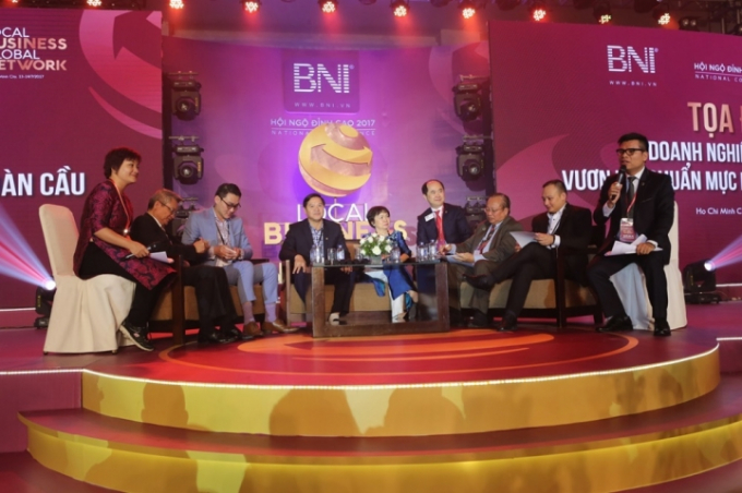 C&aacute;c diễn giả của chương tr&igrave;nh trả lời c&acirc;u hỏi của c&aacute;c doanh nh&acirc;n tham dự tọa đ&agrave;m HNĐC 2017.
