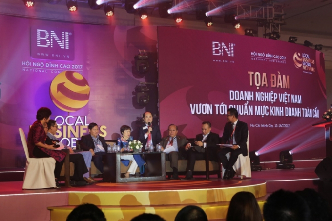 &Ocirc;ng Hồ Quang Minh (giữa) - Chủ tịch BNI VN chia sẻ tại buổi tọa đ&agrave;m.