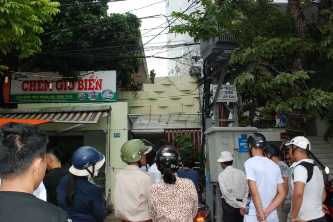 Chiều 23/7, chủ nh&agrave; địa chỉ 113 Nguyễn Tất Th&agrave;nh nghe tiếng động lớn ph&aacute;t ra từ ph&iacute;a tr&ecirc;n m&aacute;i nh&agrave;.