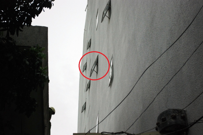 Sau khi cơ quan chức năng đến hiện trường x&aacute;c định nam thanh ni&ecirc;n đặt ph&ograve;ng 302 (v&ograve;ng tr&ograve;n đỏ) tại kh&aacute;ch sạn M.T (115 Nguyễn Tất Th&agrave;nh). &nbsp;