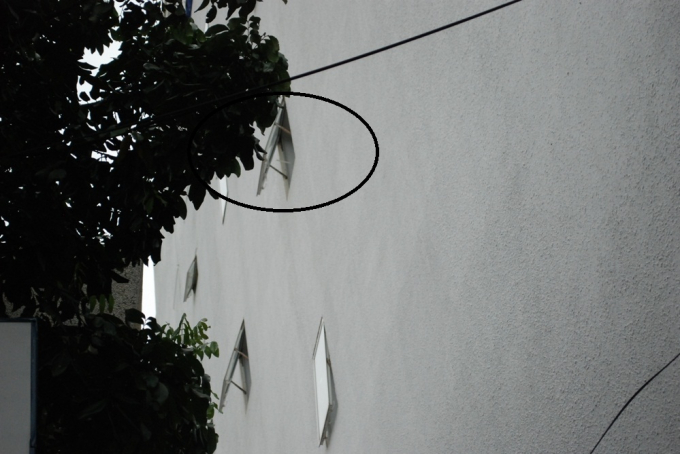 Cơ quan chức năng đang đo c&aacute;c cửa chớp th&ocirc;ng gi&oacute; từ trong c&aacute;c ph&ograve;ng ra b&ecirc;n ngo&agrave;i (v&ograve;ng tr&ograve;n đen).