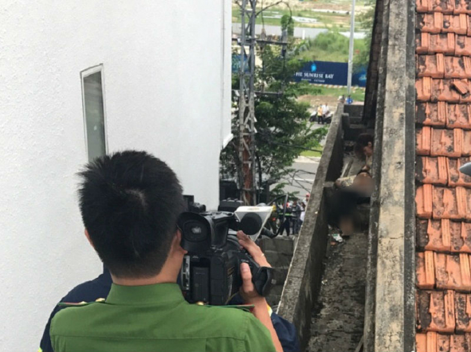 Tại hiện trường ph&aacute;t hiện một phụ nữ &ocirc;m thi thể người đ&agrave;n &ocirc;ng đ&atilde; tử vong sau khi nhảy lầu tự tử.