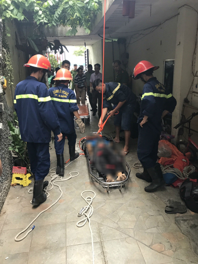 Đến hơn 4h30 chiều c&ugrave;ng ng&agrave;y, cơ quan chức năng mới đưa thi thể nạn nh&acirc;n rời khỏi hiện trường.