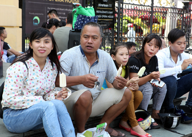 Được biết, đ&acirc;y l&agrave; chương tr&igrave;nh đồng h&agrave;nh thuộc chuỗi c&aacute;c hoạt động nằm trong khu&ocirc;n khổ sự kiện triển l&atilde;m cưới v&agrave; du lịch trăng mật được tổ chức thường ni&ecirc;n kể từ năm 2009. V&agrave; chụp ảnh cưới tập thể l&agrave; sự kiện mở đầu cho m&ugrave;a cưới năm 2017 - 2018.