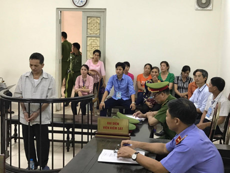 Bị c&aacute;o Văn v&agrave; người th&acirc;n tại phi&ecirc;n xử. (Ảnh: b&aacute;o Đại đo&agrave;n kết)