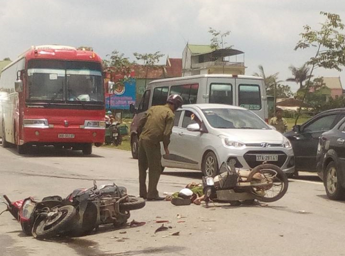 Hai xe m&aacute;y bị hư hỏng sau vụ tai nạn.&nbsp;Ảnh FB&nbsp;Son Nguyen.