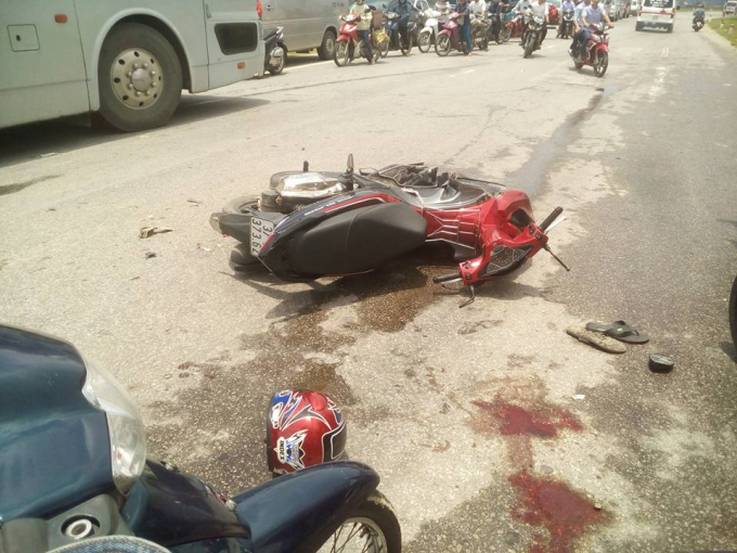 Vết m&aacute;u tr&ecirc;n mặt&nbsp;đường sau vụ tai nạn giao th&ocirc;ng.&nbsp;Ảnh FB&nbsp;Son Nguyen.