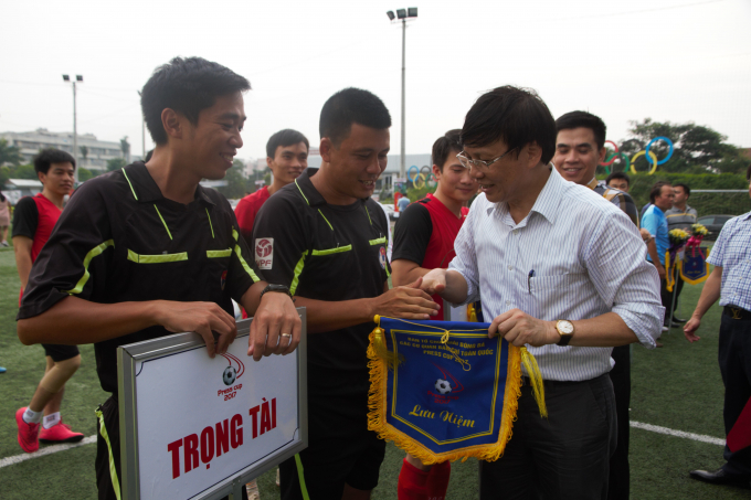 &Ocirc;ng Hồ Quang Lợi - Ph&oacute; Chủ tịch Thường trực Hội nh&agrave; b&aacute;o Việt Nam tặng cờ lưu niệm cho c&aacute;c đội b&oacute;ng.