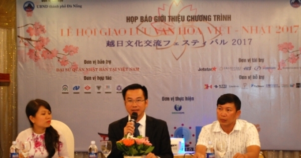 Tặng mô hình Châu Ấn thuyền tại Lễ hội giao lưu văn hóa Việt - Nhật 2017