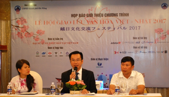 Ph&oacute; gi&aacute;m đốc Sở Ngoại vụ Đ&agrave; Nẵng Nguyễn C&ocirc;ng Tiến (giữa) chia sẻ th&ocirc;ng tin trong cuộc họp.