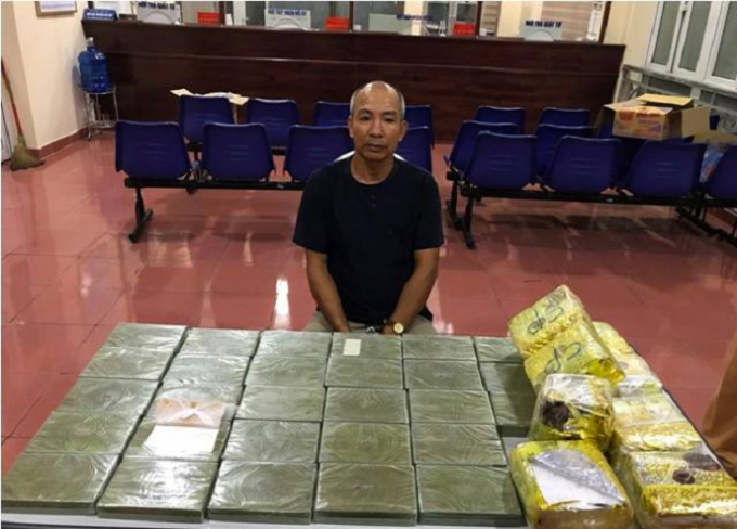 Đối tượng Ng&ocirc; Trắc Hiệp c&ugrave;ng tang vật tại cơ quan C&ocirc;ng an.