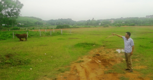 Con trai v&agrave; con g&aacute;i c&aacute;n bộ địa ch&iacute;nh x&atilde; đều mua được đất khu vực s&acirc;n vận động.