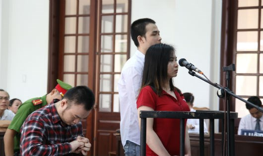 Ba bị c&aacute;o trước v&agrave;nh m&oacute;ng ngựa.