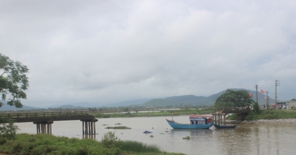 Thanh Hóa: Tàu đâm sập cầu Sông Hoàng hoạt động chui