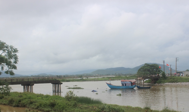 Hiện trường cầu S&ocirc;ng Ho&agrave;ng bị t&ocirc;ng sập. (Ảnh: A.T)