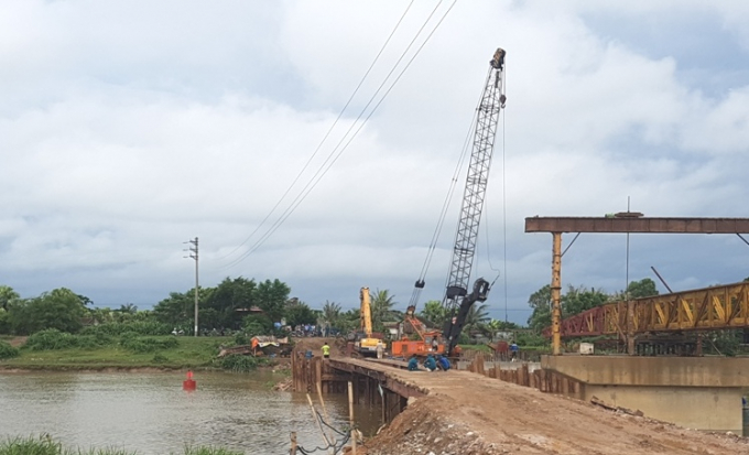 Ch&iacute;nh quyền đ&atilde; bố tr&iacute; một cầu tạm cho 200 hộ d&acirc;n th&ocirc;n Dũng tho&aacute;t khỏi cảnh c&ocirc; lập. (Ảnh: A.T)