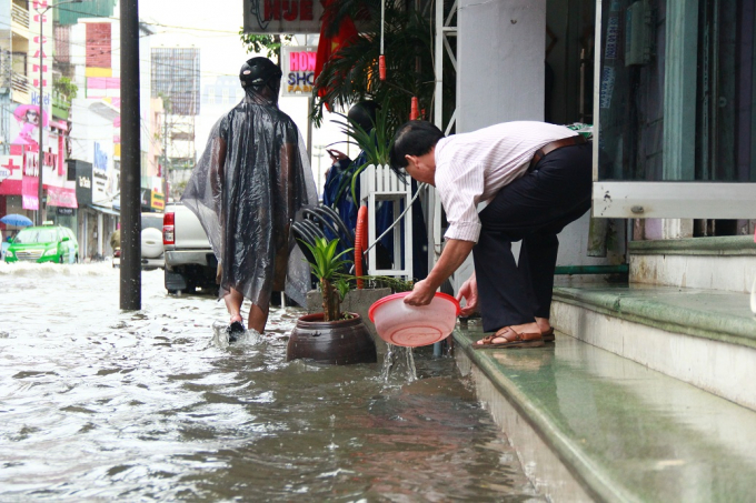 Nước ngập sau, nhiều hoạt đọng kinh bu&ocirc;n b&aacute;n của người d&acirc;n tạm dừng.
