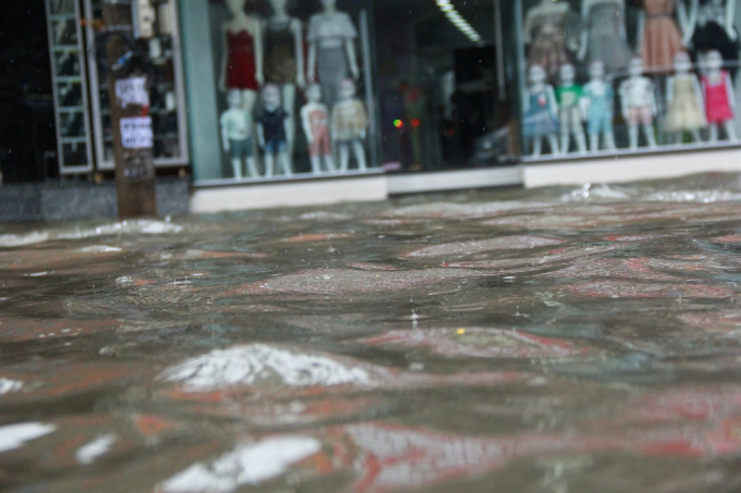 Huế: Nhiều tuyến đường ngập nặng do ảnh hưởng b&atilde;o số 4