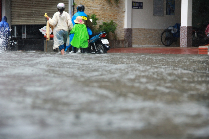 Nhiều phương tiện chết m&aacute;y, di chuyển kh&oacute; khăn do nước ngập sau.