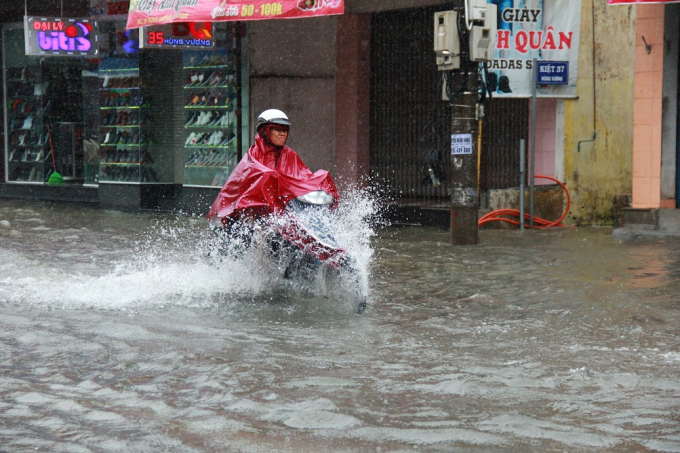 Huế: Nhiều tuyến đường ngập nặng do ảnh hưởng b&atilde;o số 4