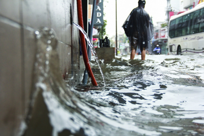 Huế: Nhiều tuyến đường ngập nặng do ảnh hưởng b&atilde;o số 4