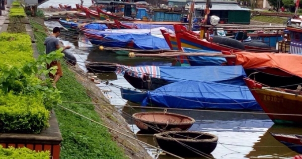 Người dân Quảng Bình căng mình chống bão số 4