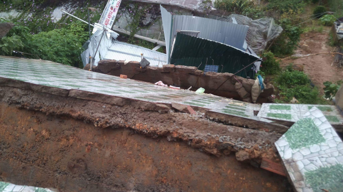 Khối lượng lớn đất đ&aacute; đổ sập xuống căn nh&agrave;.