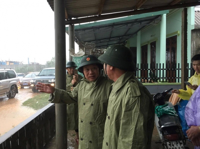 Bộ trưởng Trương Minh Tuấn c&ugrave;ng ph&oacute; chủ tịch UBND tỉnh Quảng Trị thị s&aacute;t khu vực cảng biển Cửa T&ugrave;ng. (Ảnh: Plo.vn)