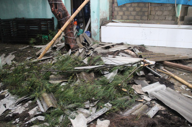 Tại huyện Vĩnh Linh, &ocirc;ng Trần Hữu H&ugrave;ng, Chủ tịch UBND huyện Vĩnh Linh cho biết, địa phương n&agrave;y l&agrave; nơi bị cơn b&atilde;o qu&eacute;t qua, thiệt hại chủ yếu l&agrave; nh&agrave; cửa bị tốc m&aacute;i, nhưng kh&ocirc;ng nhiều.